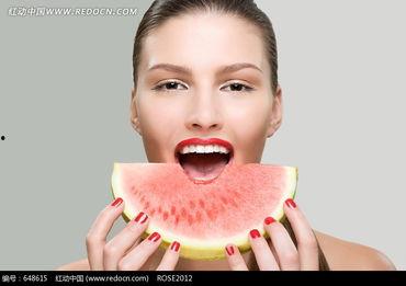 娱乐吃瓜美女图片,揭秘吃瓜美女的爆红之路